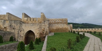 Тур Сулакский каньон,Чиркейское водохранилище,Смотровая «ТЁЩИН ЯЗЫК»,Дубки,Пещера «НОХЪО»,Бархан «САРЫКУМ»,Хунзах,Карадахская теснина,Водопад «Тобот»,Водопад «Итлятляр»,Каньон Цолотль,Матласские водопады,Ущелье Каменная чаша,Гоор,Кахиб,Дербент,Дербент,Крепость Нарын-Кала,Рынок,Мельница урбеча,Парк им. Низами Гянджеви,Хучни,Водопад Хучни,Экраноплан «Лунь»